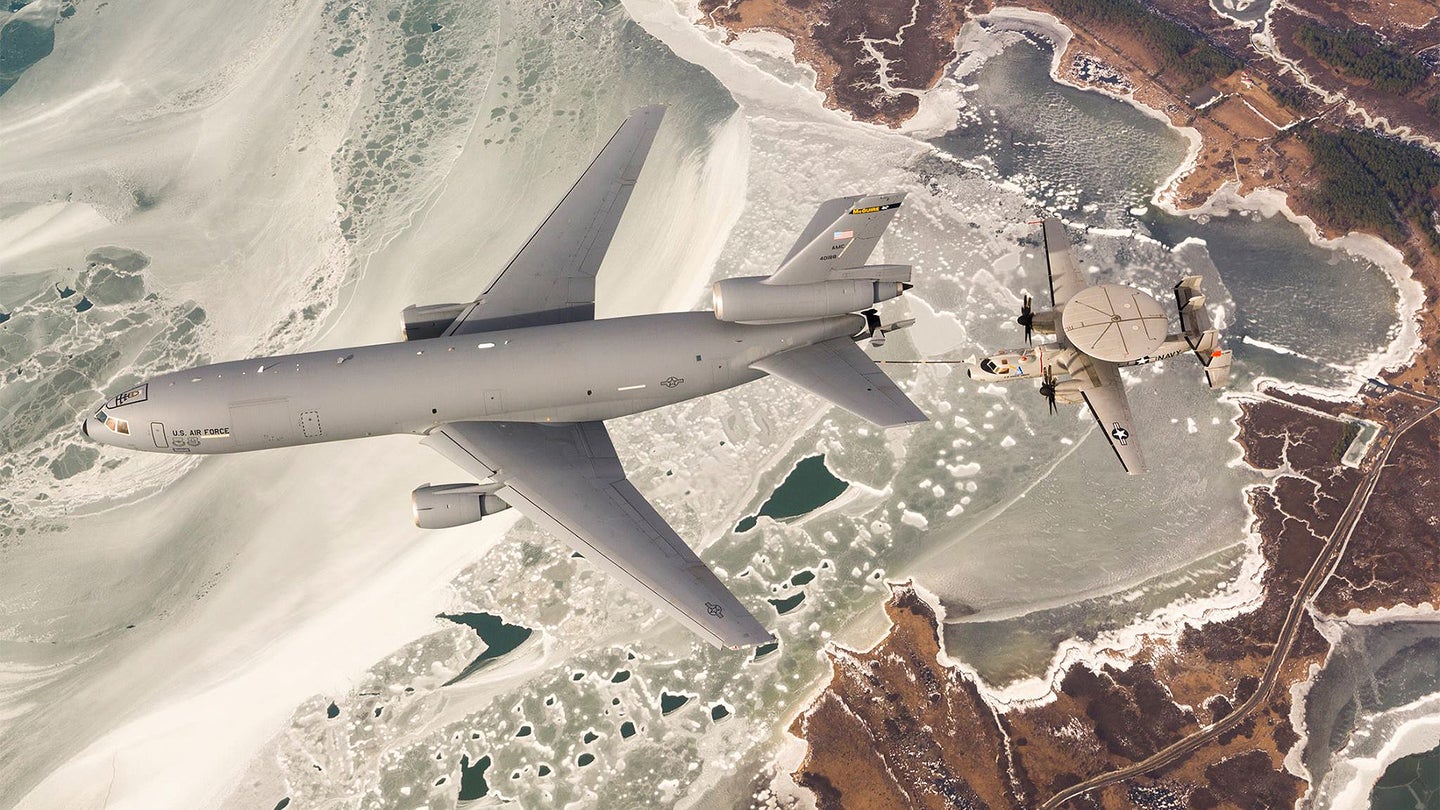 看看这些华丽的E-2D鹰眼与KC-10测试其新的加油能力的照片