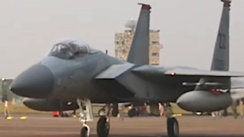 随着美印关系紧张，f -15战斗机抵达重新启动的“应对印度”空战演习