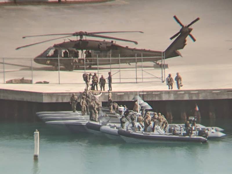突击队员乘坐黑鹰直升机和隐形船在迈阿密港进行影子演习