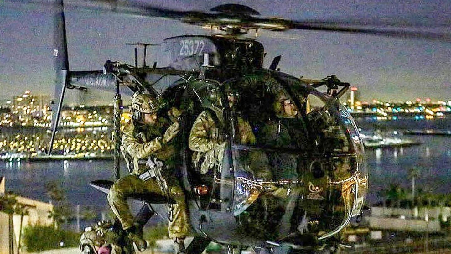 你必须看看这张疯狂的照片，一架夜间跟踪者MH-6在长滩投放突击队员