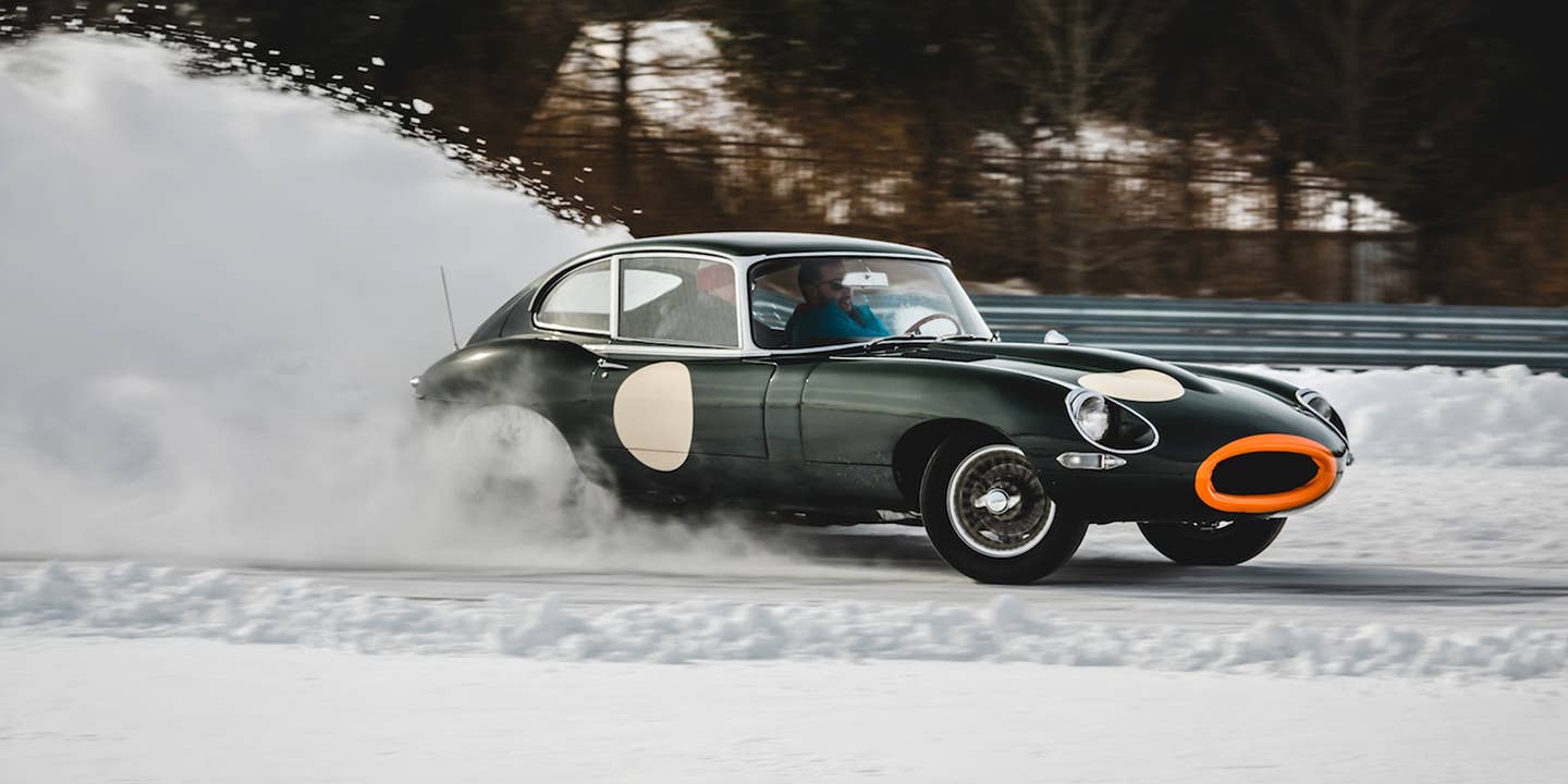 在蒙蒂塞洛汽车俱乐部观看一辆捷豹e型，一辆福特猛禽，和保时捷Galore在雪地里跳舞