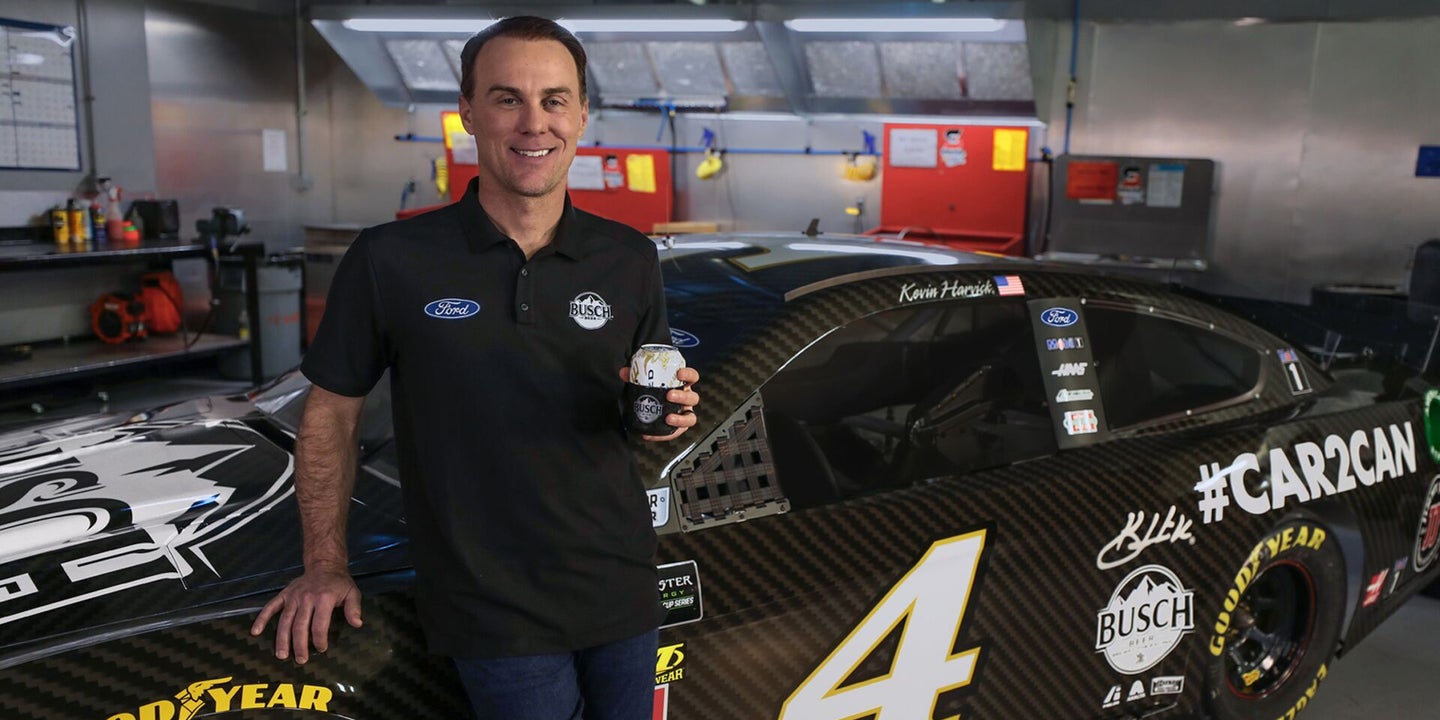 布希正在把凯文·哈维克的纳斯卡赛车变成2019年代托纳500的啤酒罐