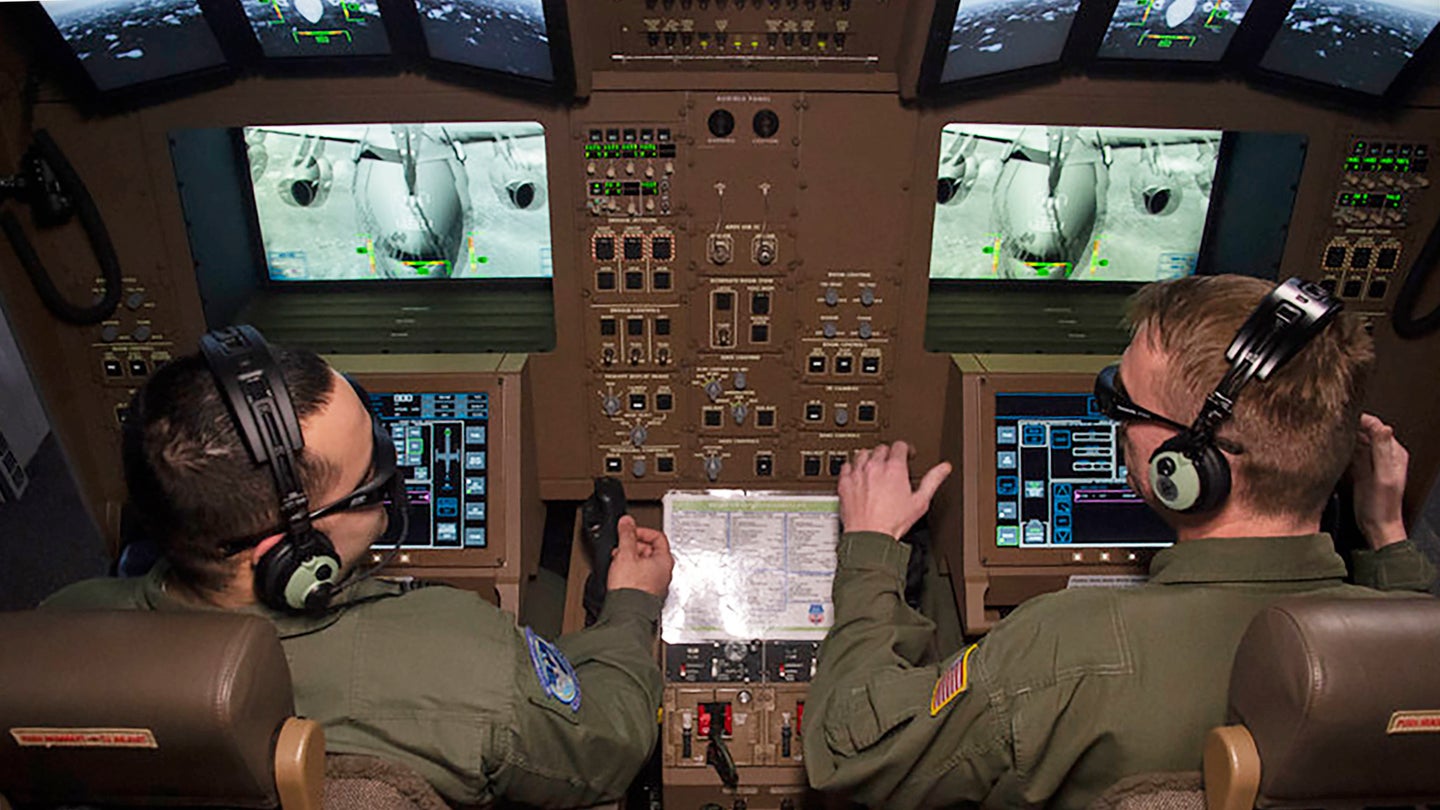 这是新的KC-46加油机上的吊臂操作员站的实际样子
