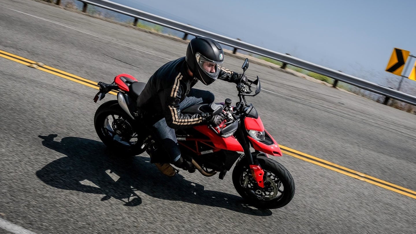 2019杜卡迪超级摩托车950回顾:朋克摇滚复兴摩托车的需求＂loading=
