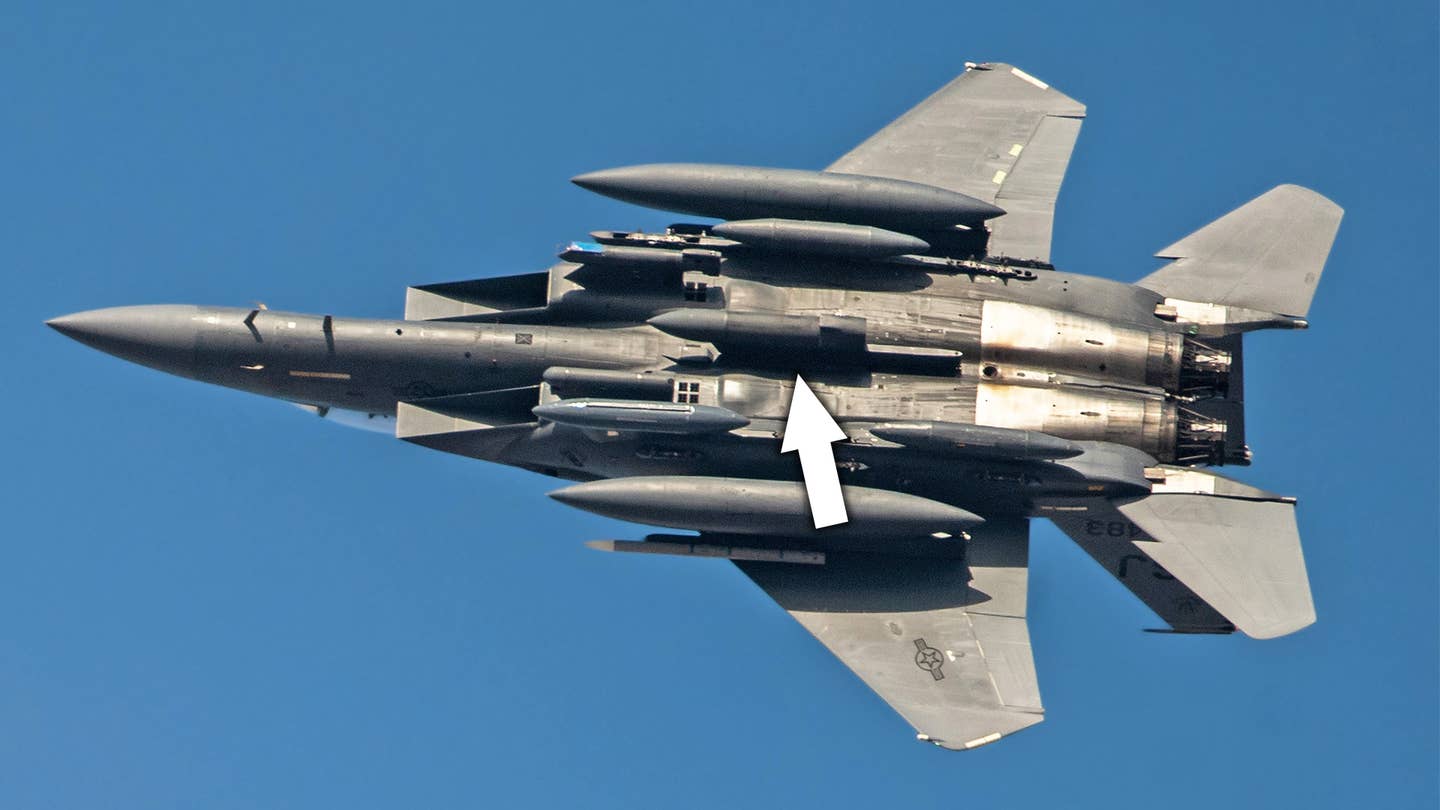 几乎所有被拍到抵达中东的f - 15e都携带了“龙眼”雷达吊舱