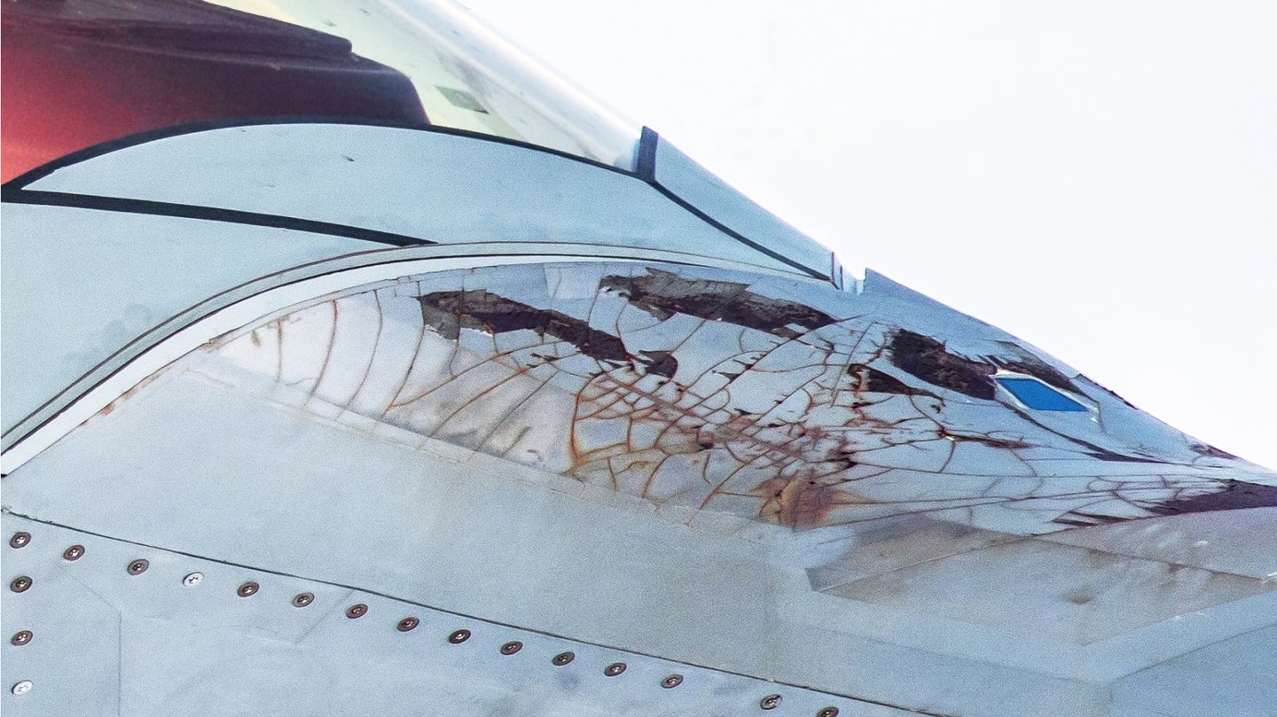这些F-22猛禽破碎的雷达吸收皮肤的图片令人着迷