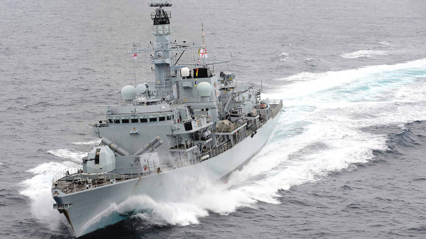 在伊朗威胁下，英国皇家海军护卫舰护送英国油轮驶出波斯湾
