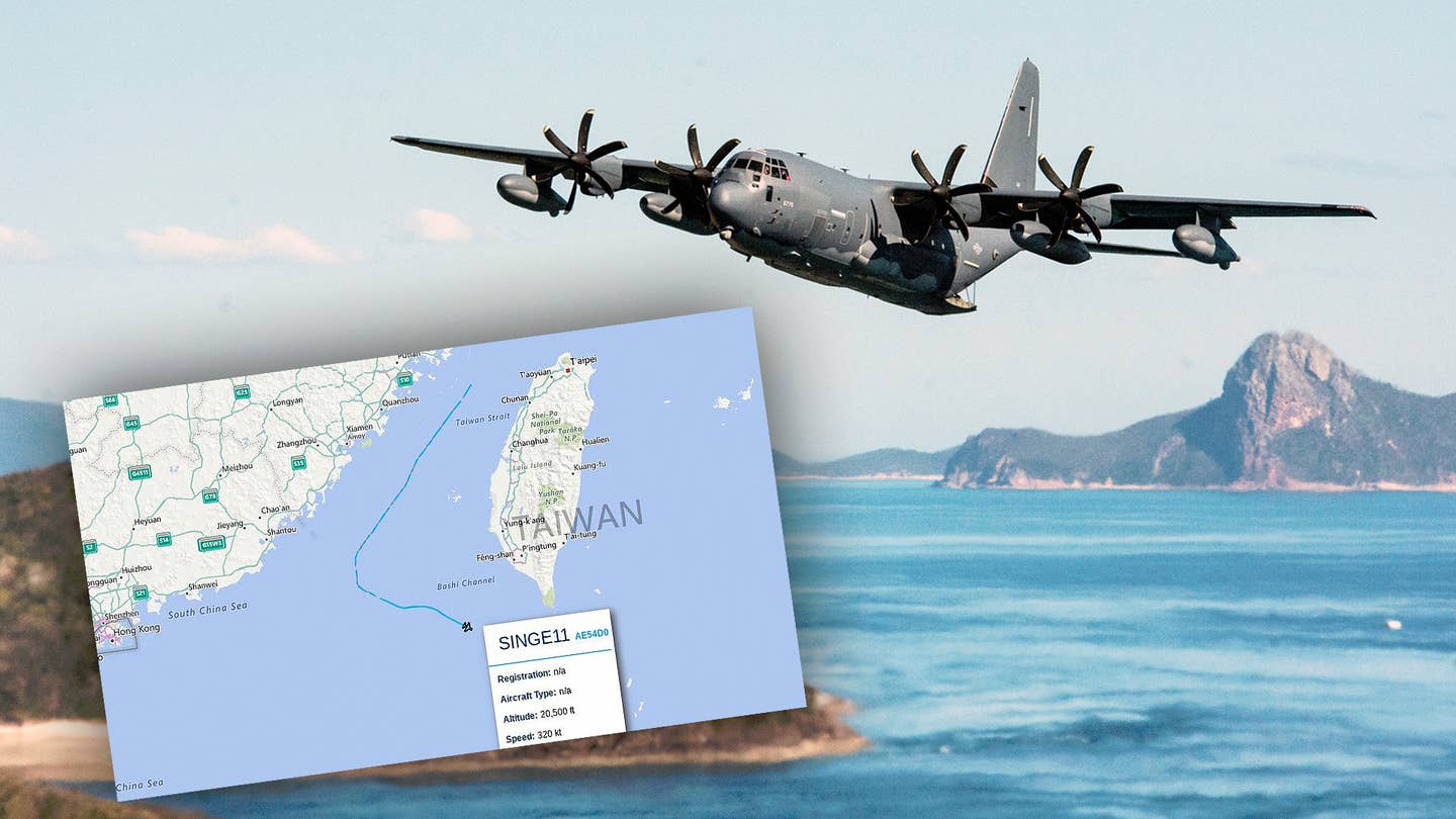 美国空军MC-130J特种运输机飞越台湾海峡，附近有美国间谍飞机
