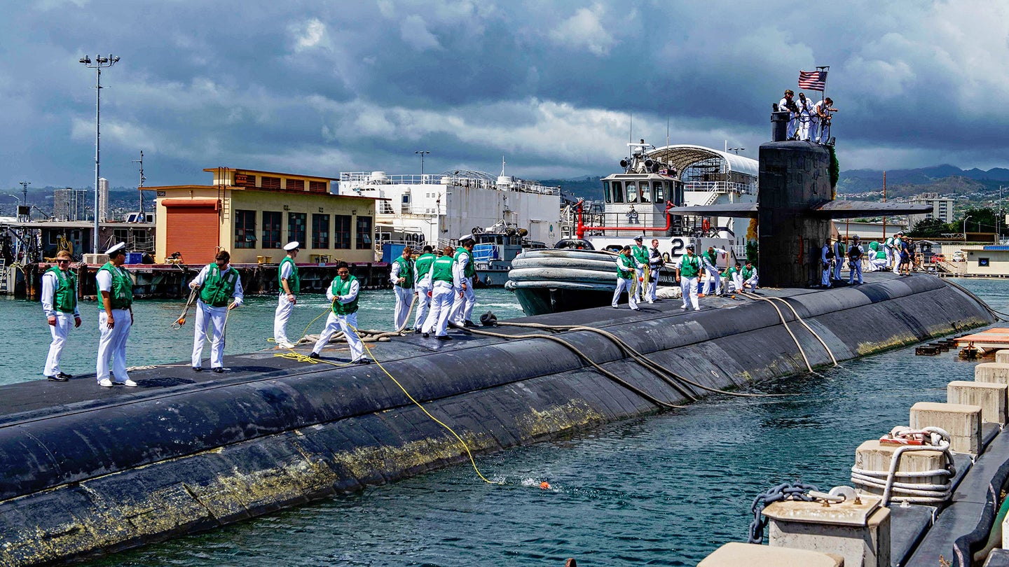 美国海军最古老的攻击型潜艇在环球航行后登顶＂loading=
