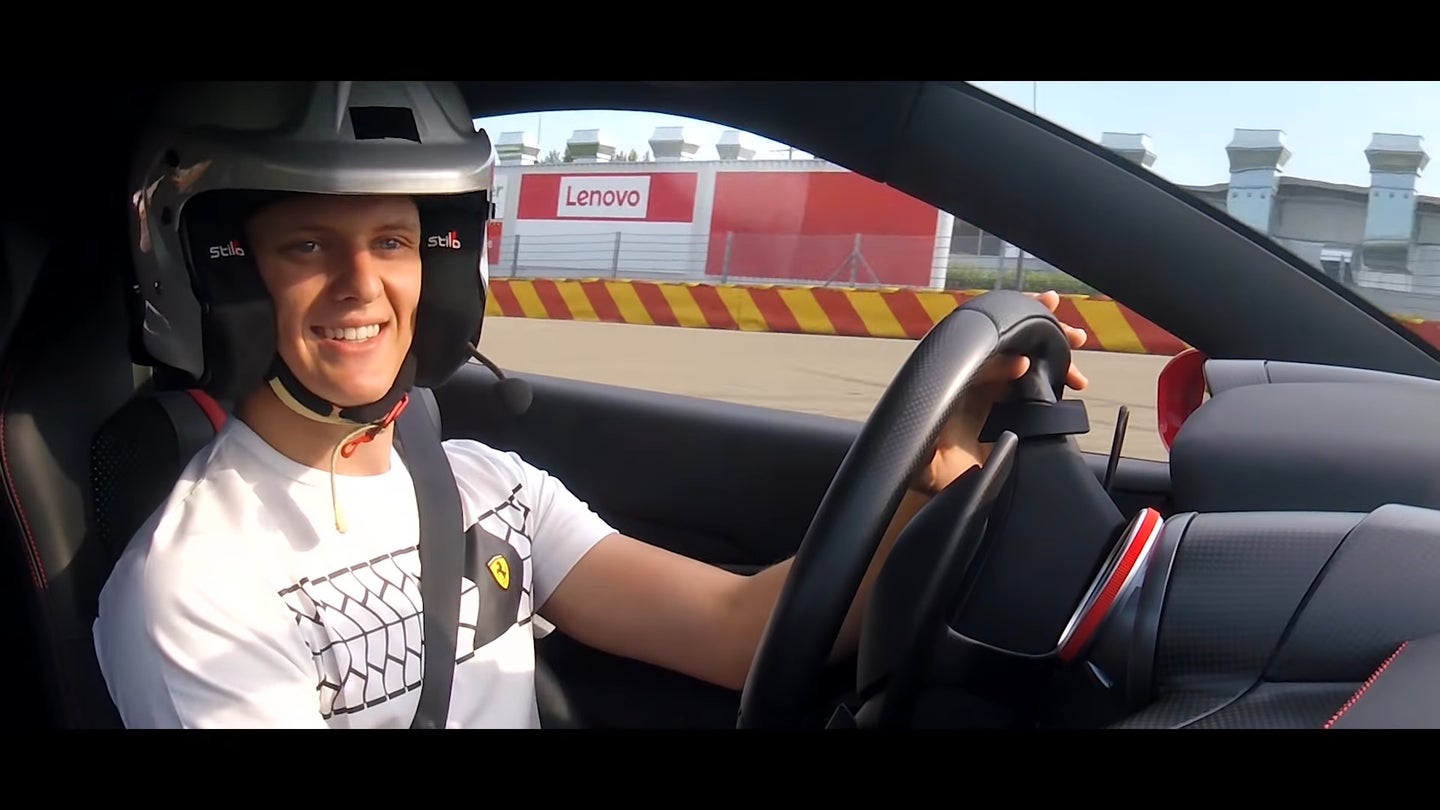 观看米克·舒马赫在费奥拉诺测试赛道上驾驶法拉利F8
