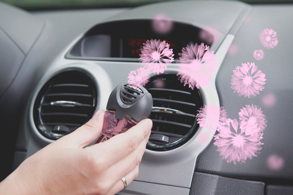 最好的汽车气味消除器:让你的车闻起来更好