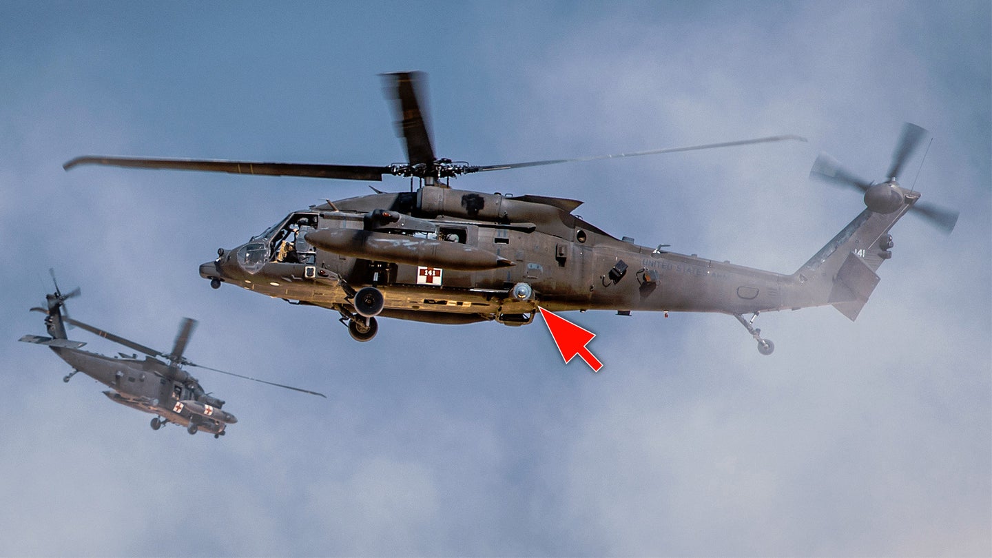 在叙利亚的陆军医疗后送直升机“黑鹰”携带独特的激光对抗装置飞行
