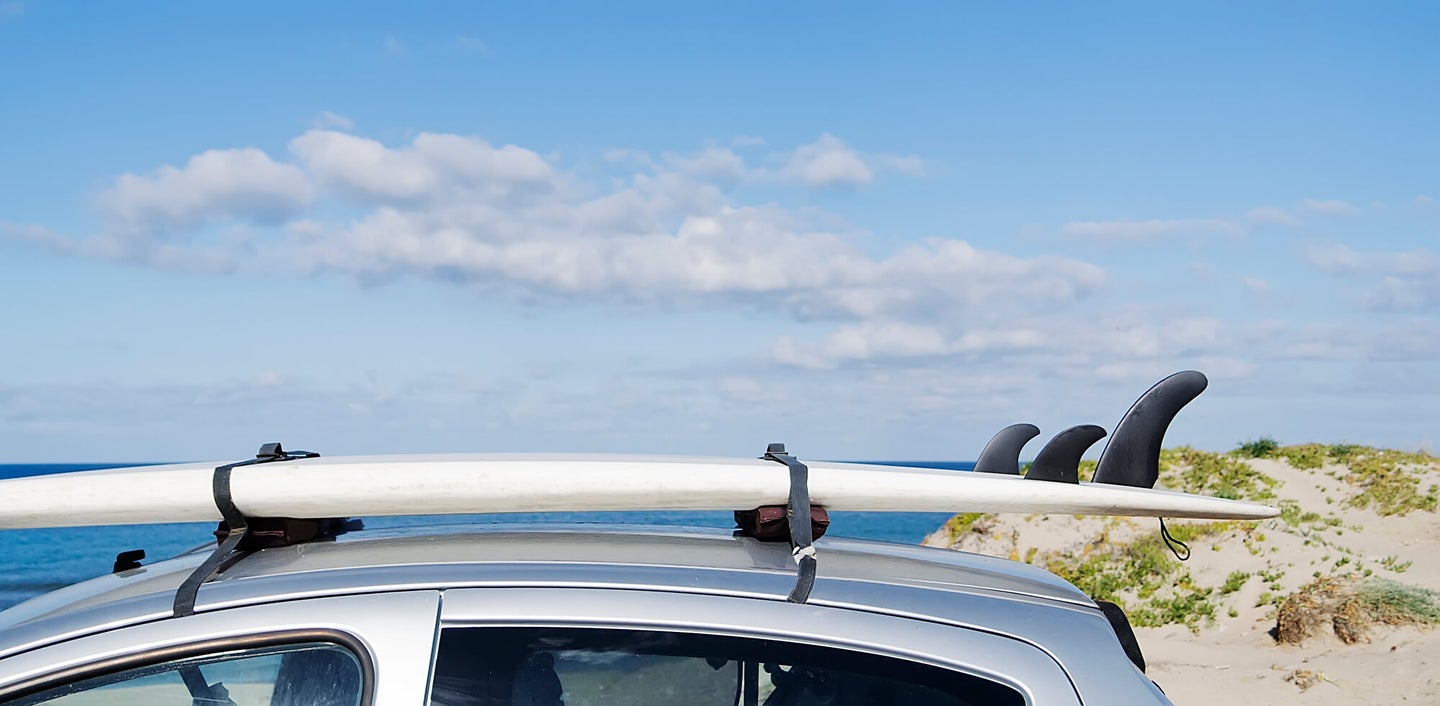 最好的冲浪板屋顶架:携带你的板安全方便