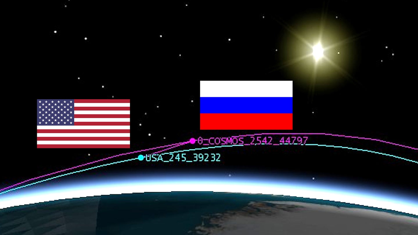 一艘俄罗斯“巡视员”飞船现在似乎正在跟踪一颗美国间谍卫星