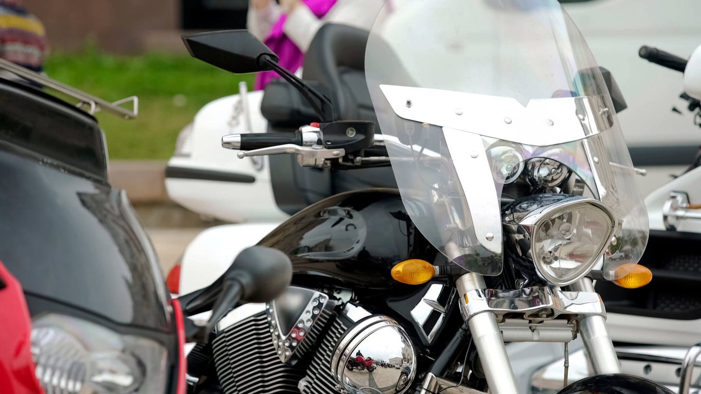 最好的摩托车挡风玻璃:从风，雨和碎片保护