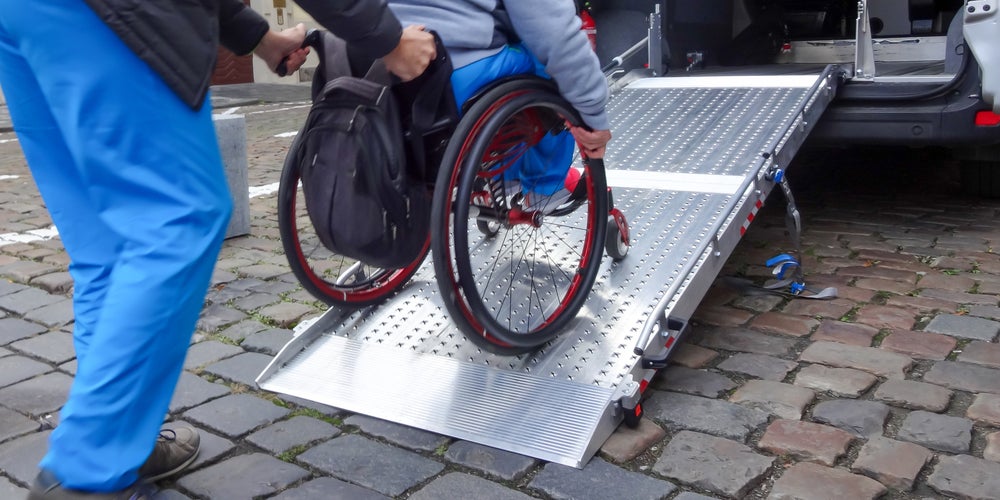 最好的轮椅坡道货车:装载您的轮椅轻松