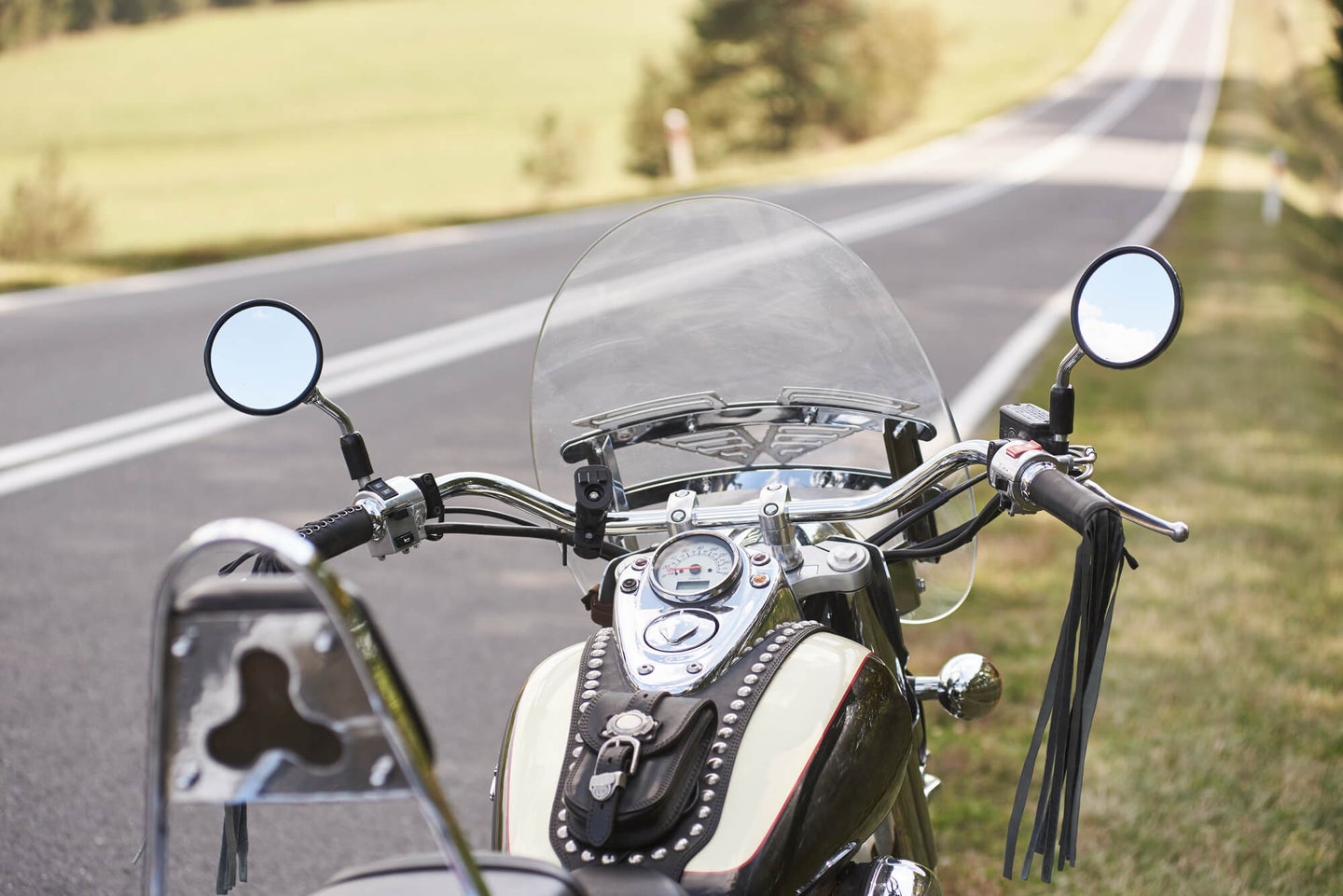 最好的摩托车挡风玻璃清洁剂:保持你的挡风玻璃一尘不染