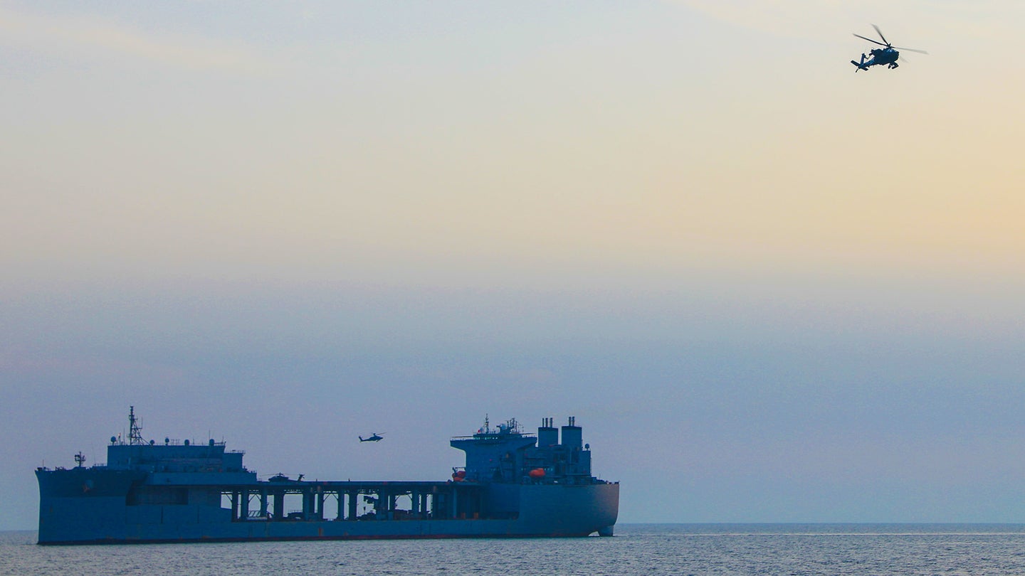 陆军阿帕奇攻击直升机部署到海军在阿拉伯湾的巨大海上基地