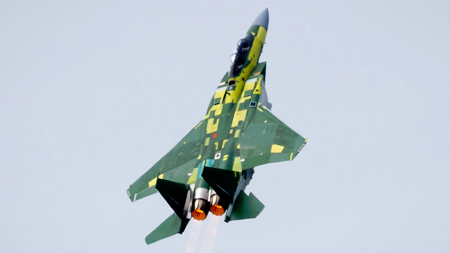 观看波音公司的F-15QA在卡塔尔的首次飞行中进行壮观的“维京起飞”