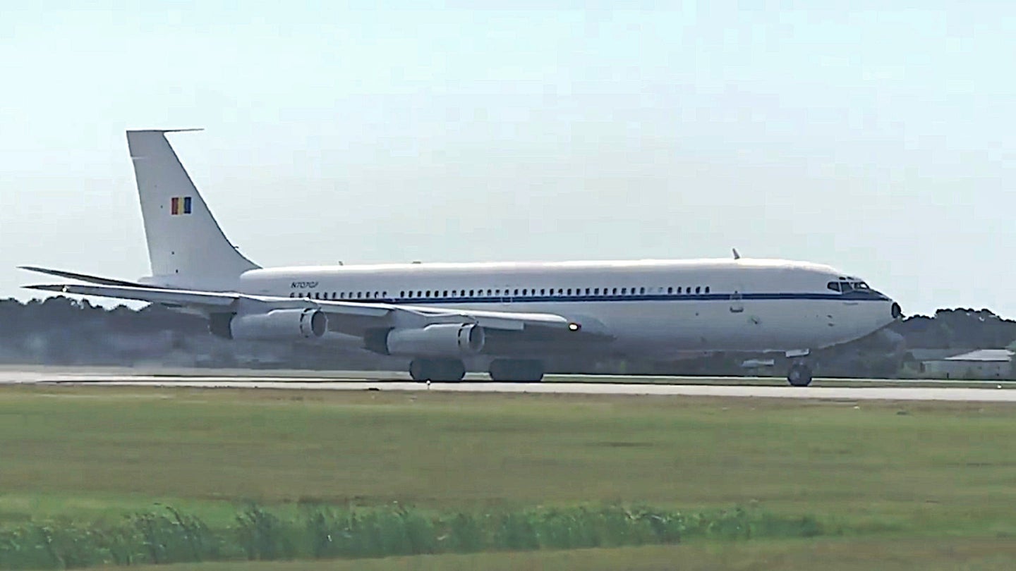 罗马尼亚独裁者的波音707多年来首次飞行，交付给空中加油公司