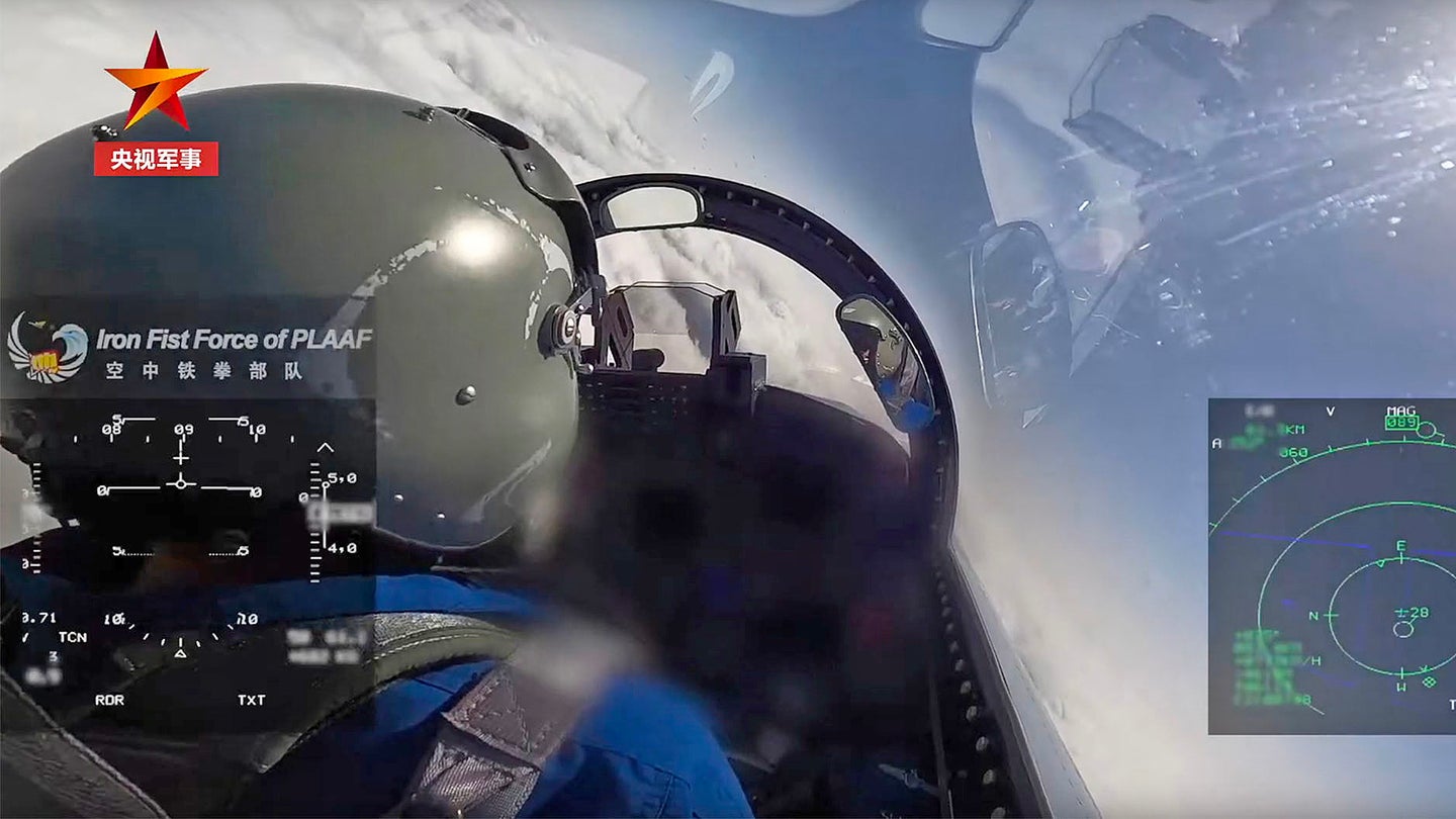 这段罕见的中国战斗机飞行员斗狗的驾驶舱视频提供了独特的见解