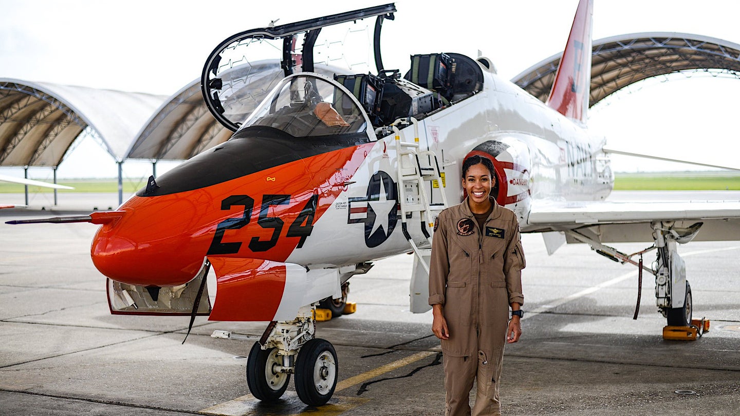 来认识一下海军第一位非裔美国女性战术喷气机飞行员