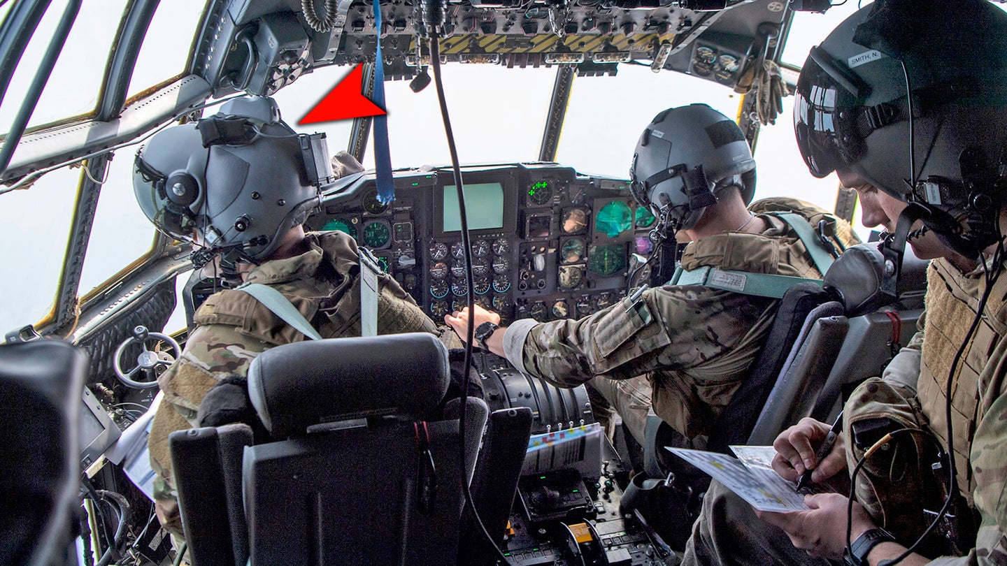看看这个AC-130武装直升机飞行员戴着蝎子头盔显示器