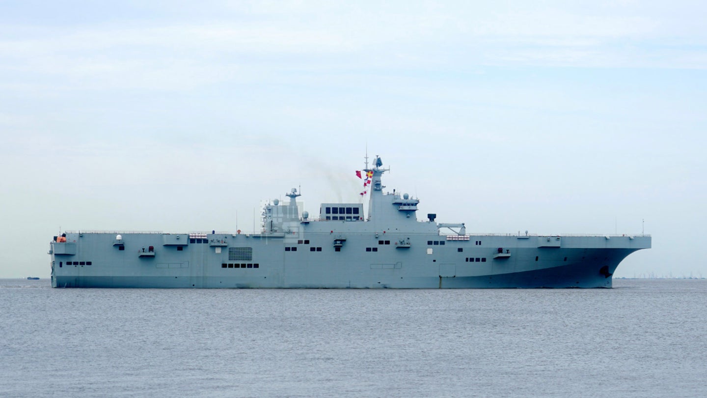 中国大型新型两栖攻击舰刚刚首次出海