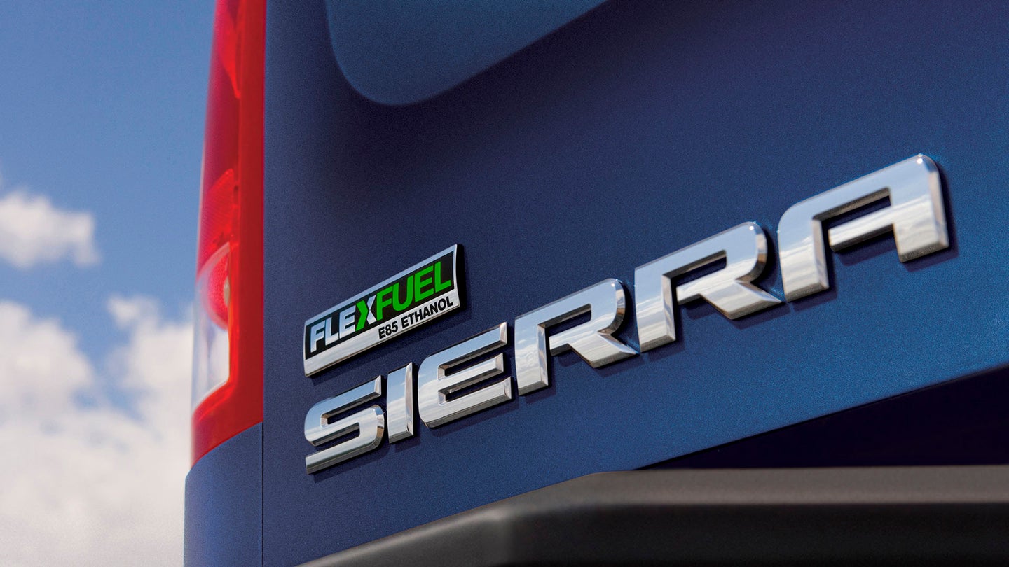 2011年GMC Sierra Flex燃料徽章。