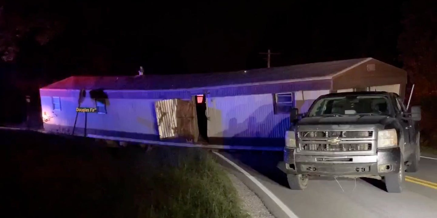 雪佛兰西尔维拉多司机在密苏里州农村公路上拖着70英尺的移动房屋被发现