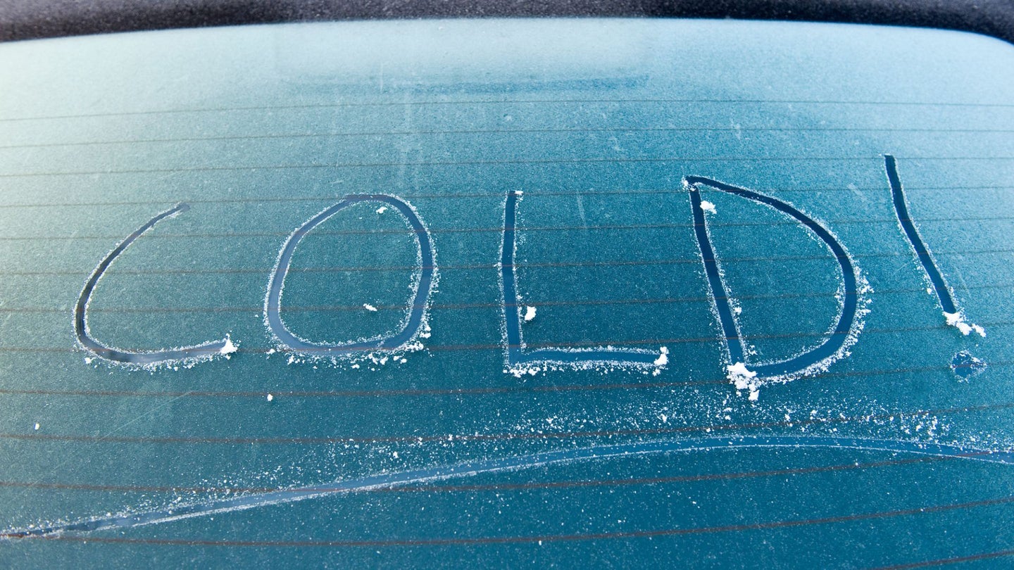 寒冷被写进一辆结了霜的汽车里。