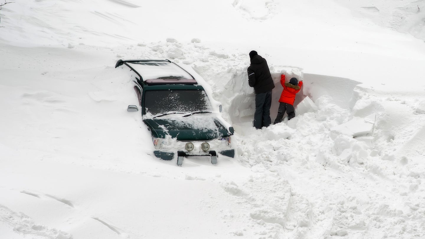 当你的车被困在雪地里时应该采取的四个步骤
