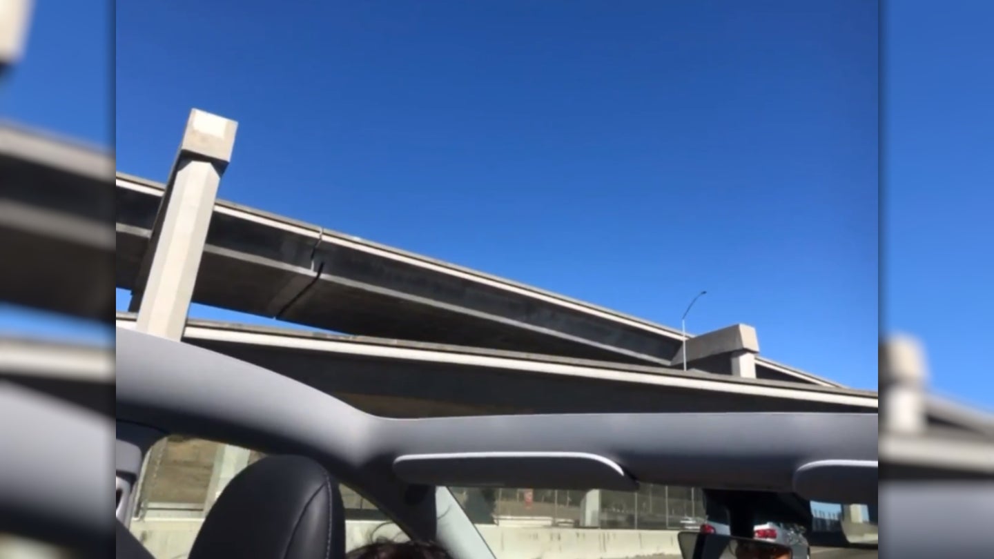 全新特斯拉Y型车的车顶在高速公路上飞了下来