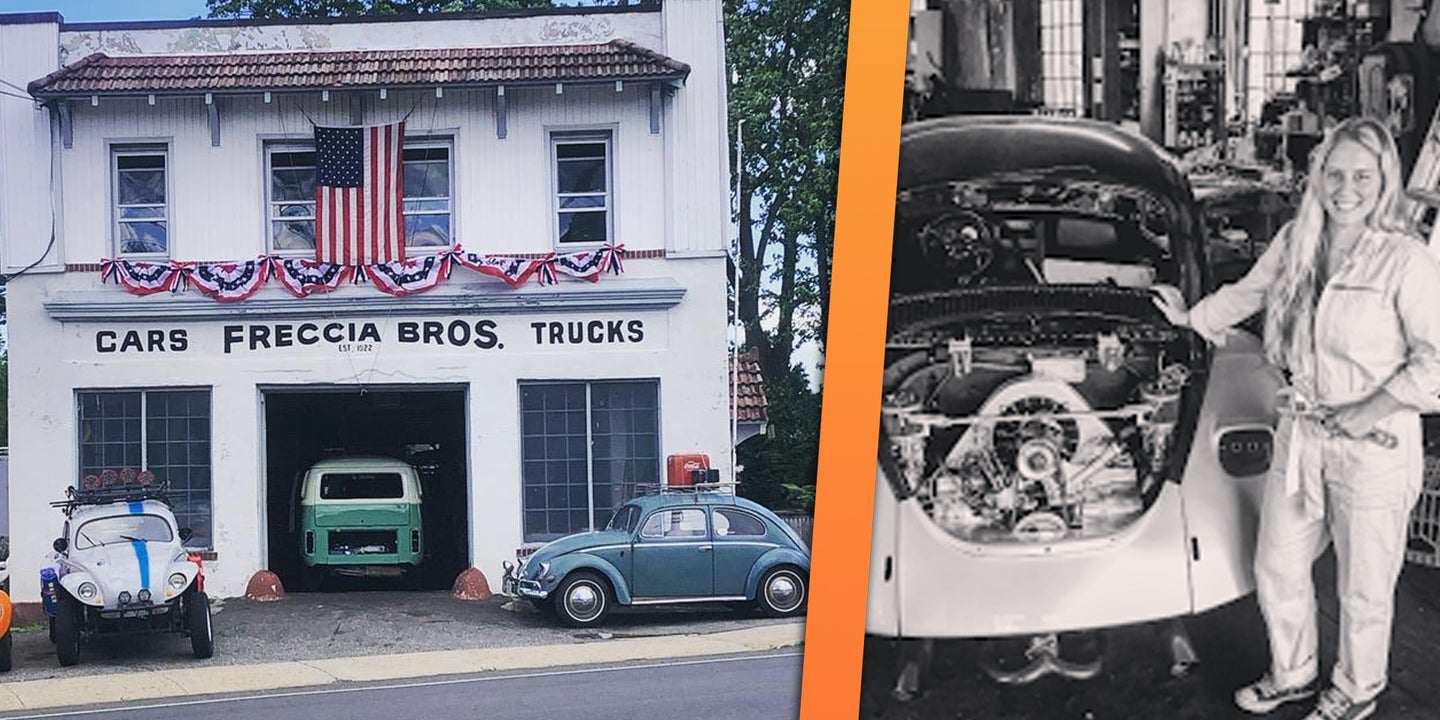 为了让一家98年历史的大众汽车修理店蓬勃发展，她也修车和顾客