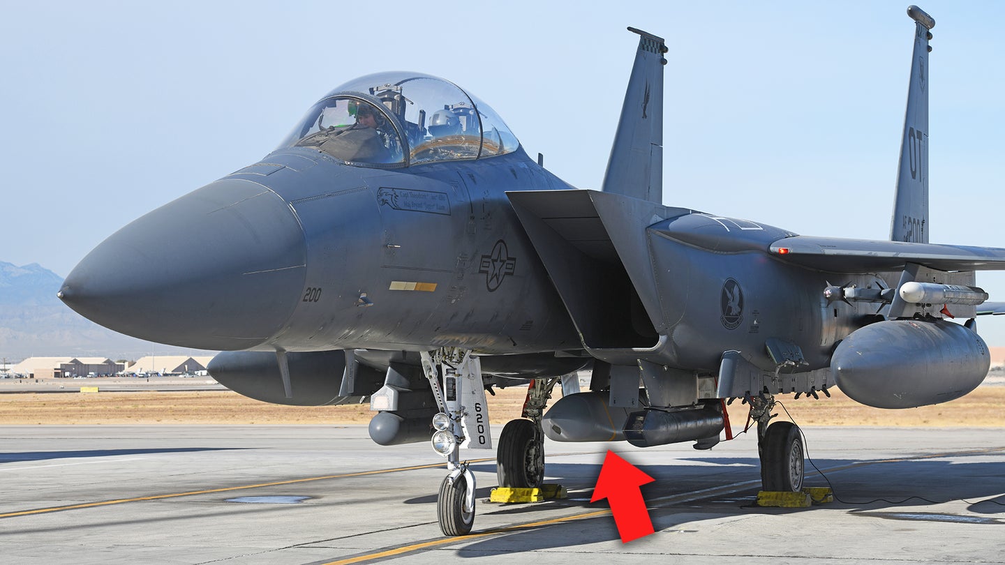看看这架F-15E攻击鹰包装隐形JASSM-ER巡航导弹