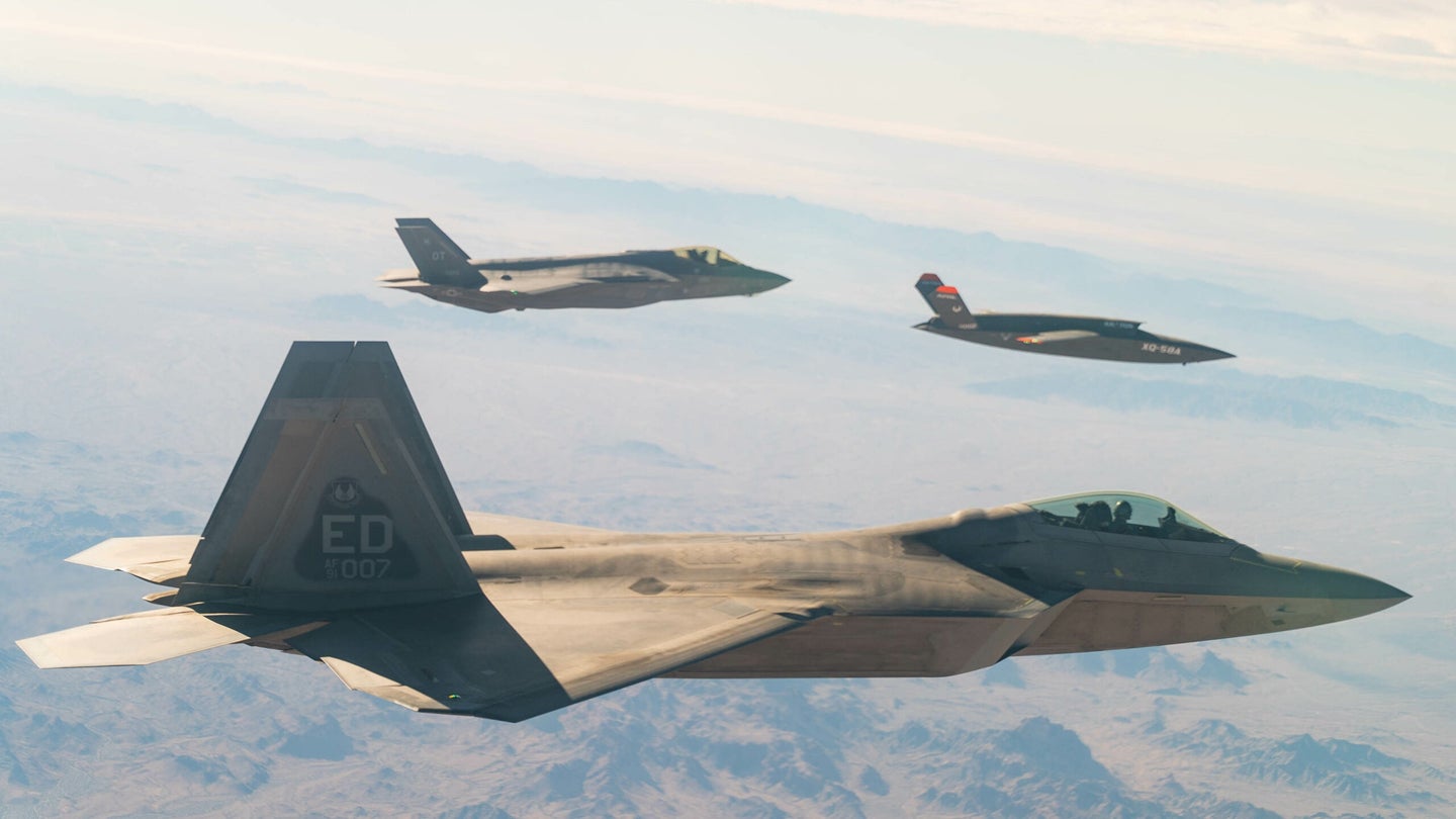 美国空军考虑购买新的f -16战斗机，将无人机用于对抗和轻型攻击任务