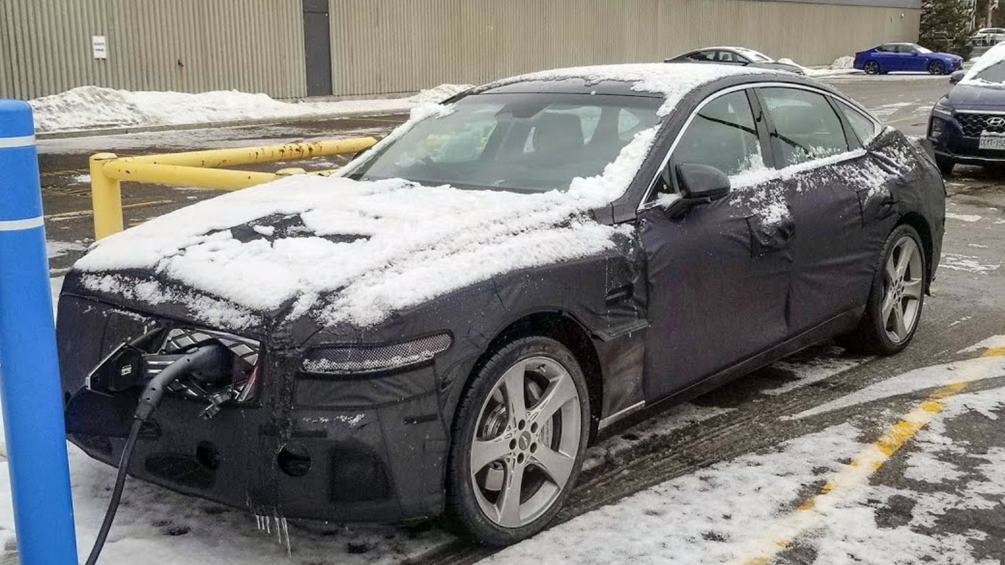 电动Genesis轿车被发现在现代加拿大总部外充电