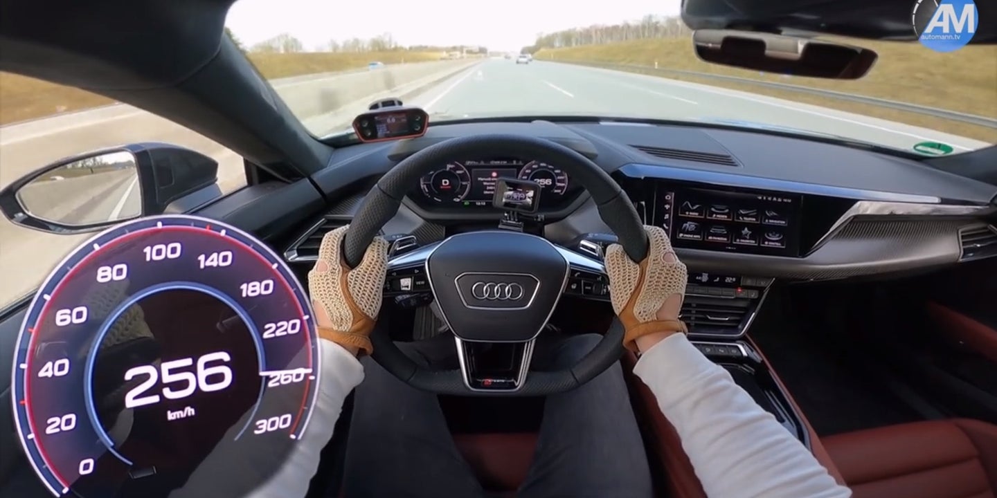 观看奥迪RS E-Tron GT快速安静地在高速公路上达到159英里/小时
