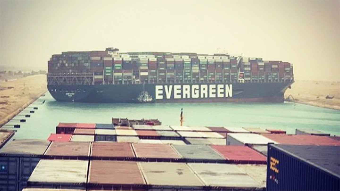 世界上最大的集装箱船之一在苏伊士运河搁浅后被完全封锁