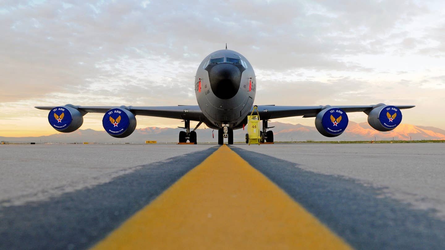 KC-135加油机与忠诚僚机测试