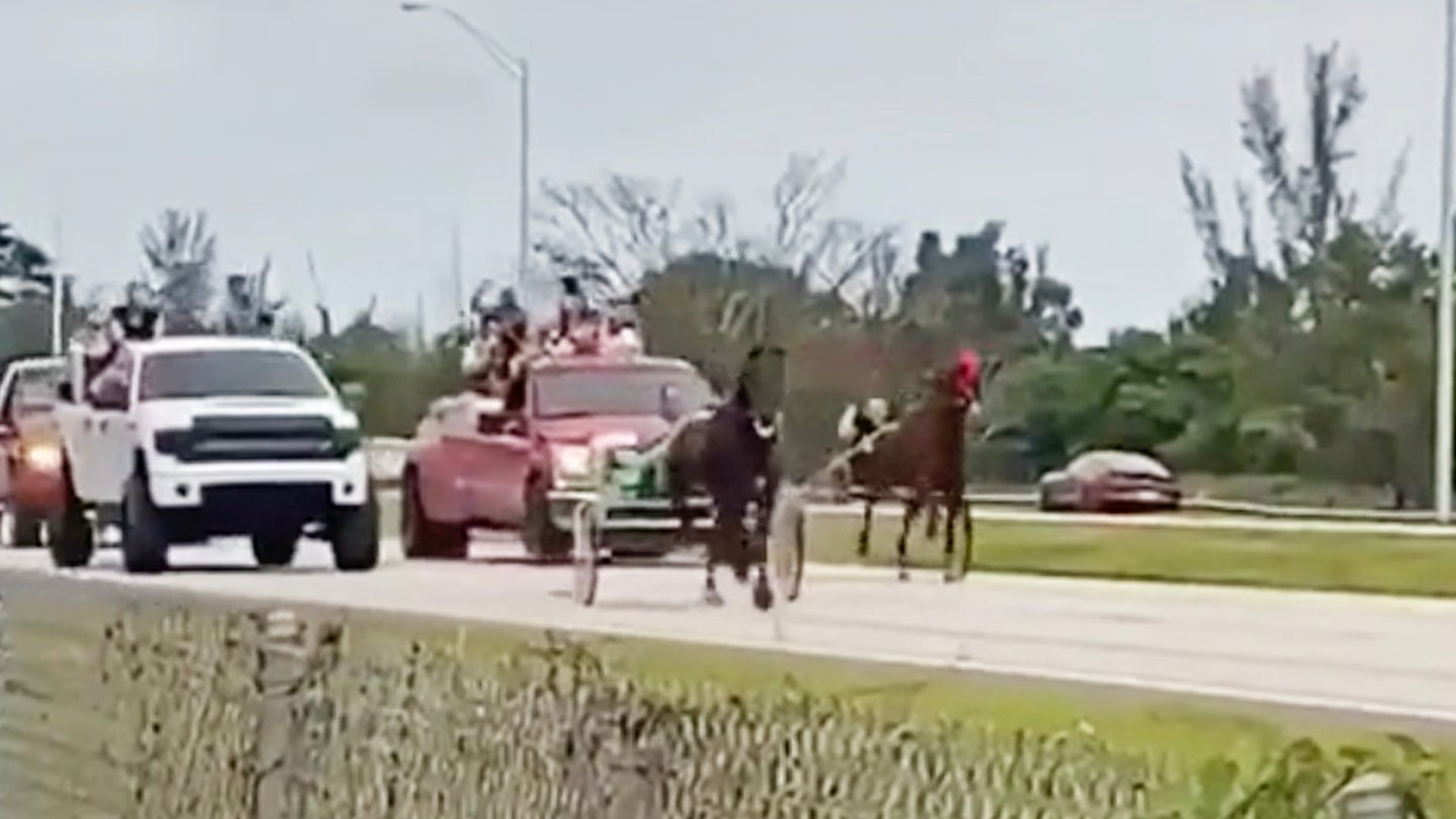 人们在佛罗里达的高速公路上飙车，是的，这完全正常