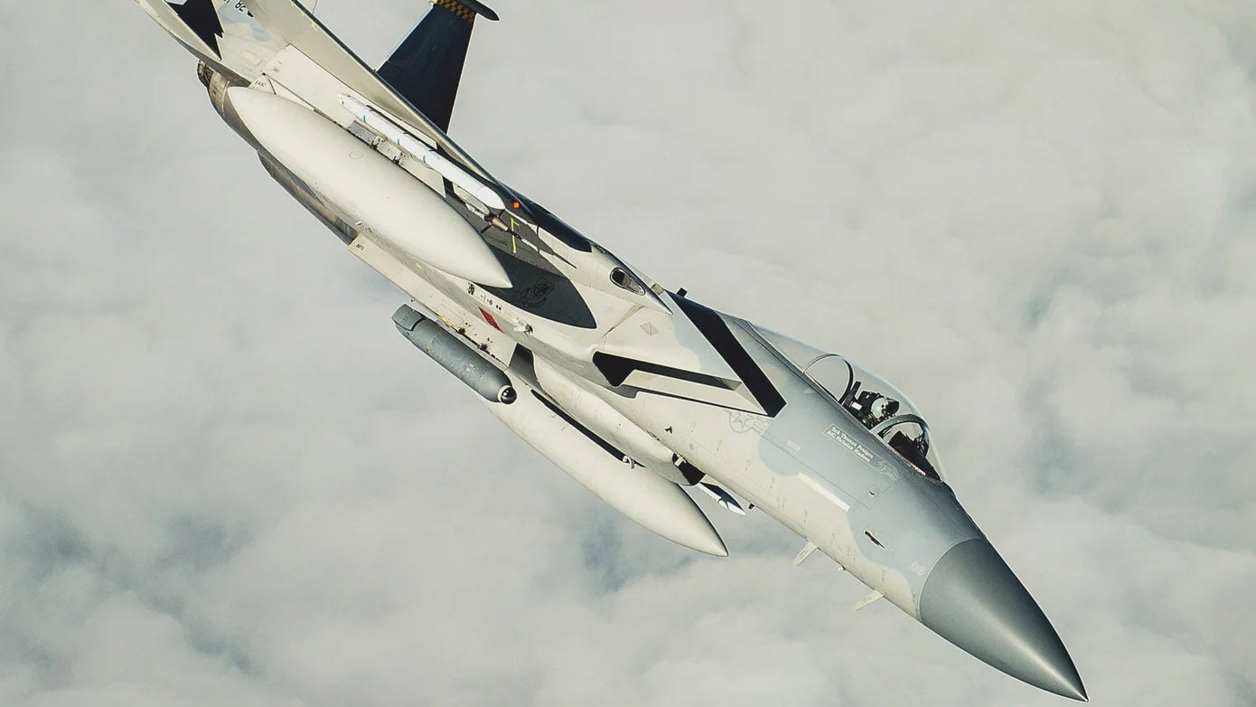 在日本的美国空军F-15老鹰上发现红外搜索和跟踪吊舱