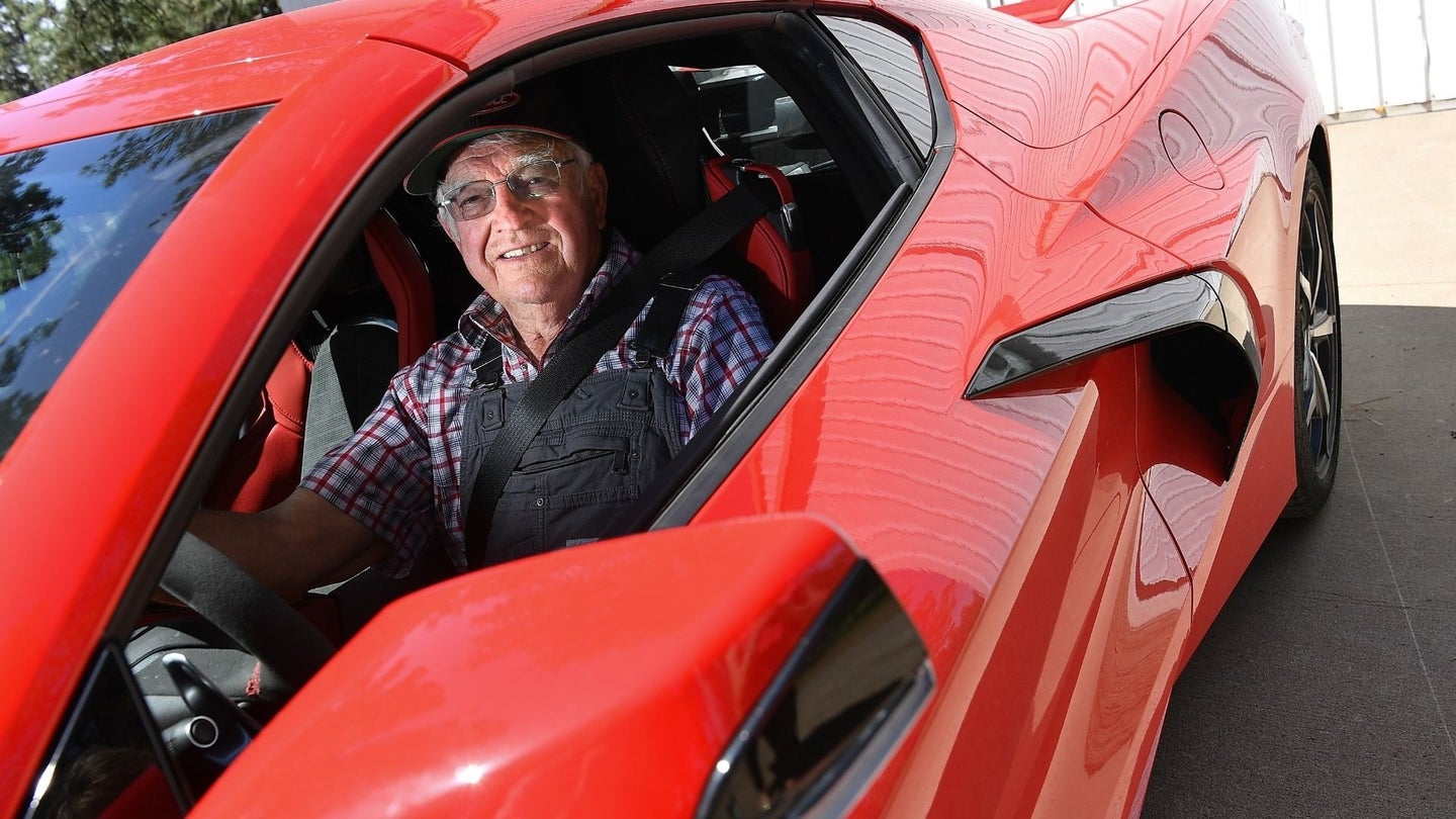87岁的车迷终于得到了他一直想要的新雪佛兰克尔维特