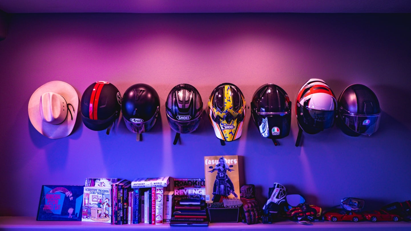 以下是如何为下次骑行挑选合适的摩托车头盔