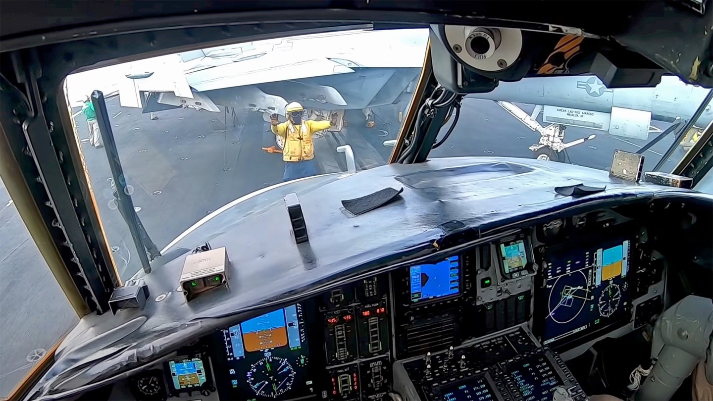 老兵S-3海盗船员打破一切发生在这E-2鹰眼航母发射视频