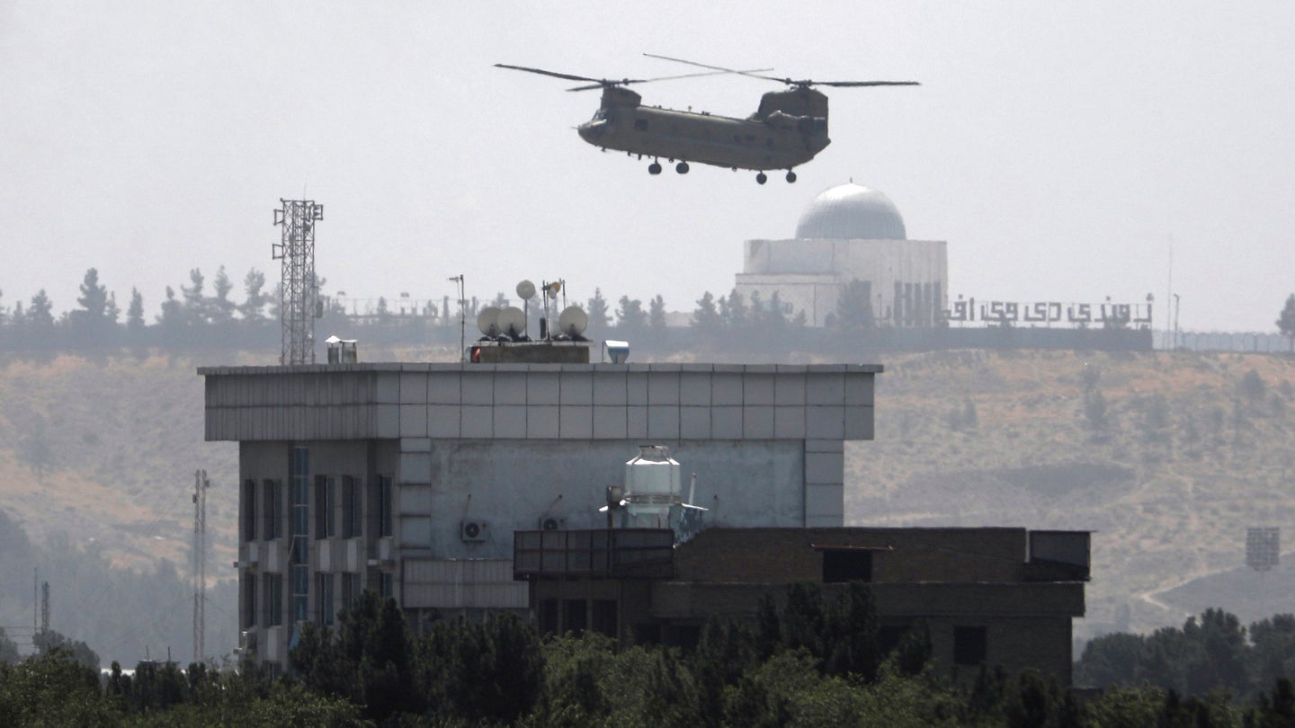 2021年8月15日，一架美国陆军CH-47F支奴干直升机降落在美国驻喀布尔大使馆。