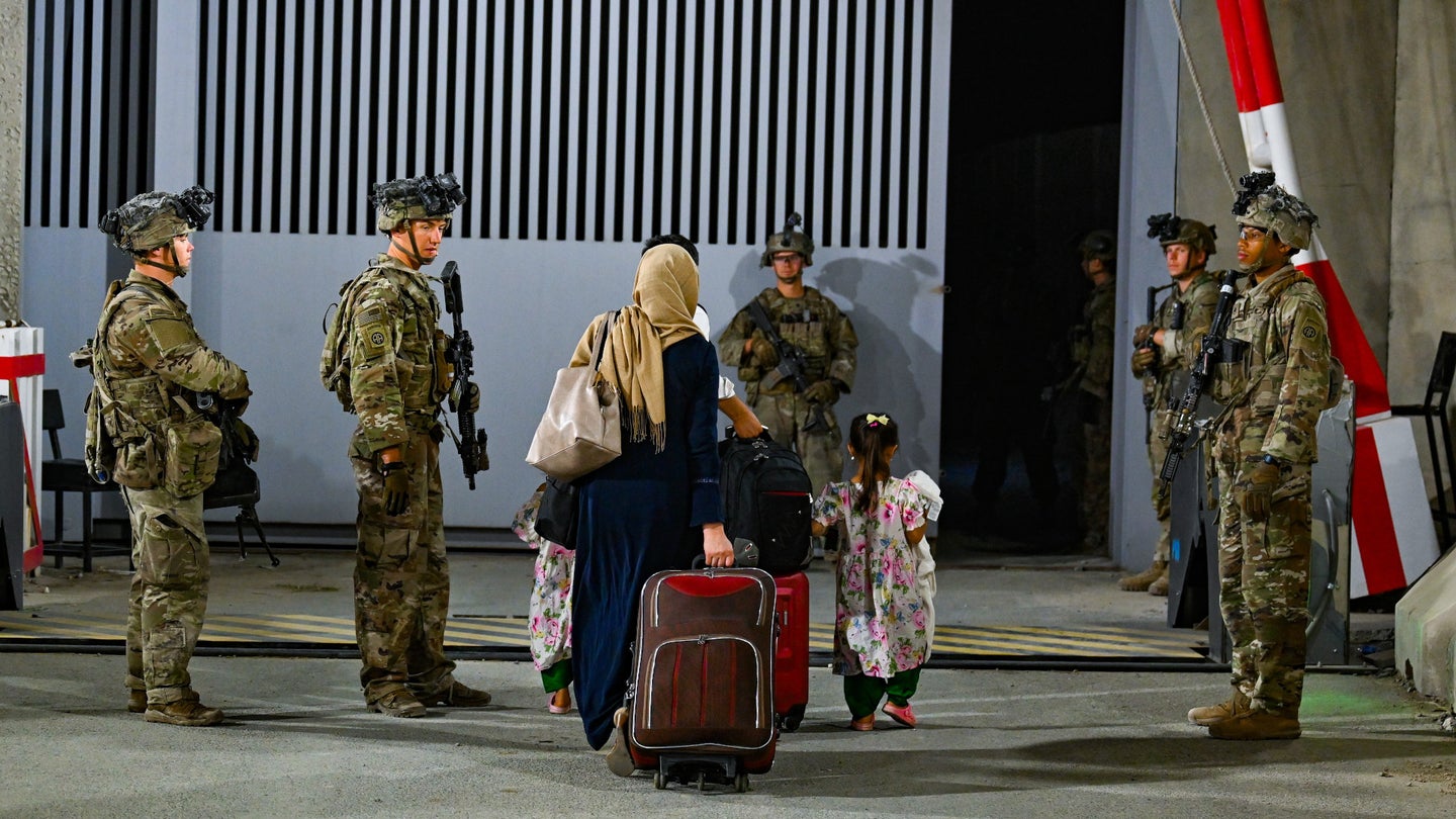 特种人员用来将撤离人员偷偷带进喀布尔机场的秘密大门