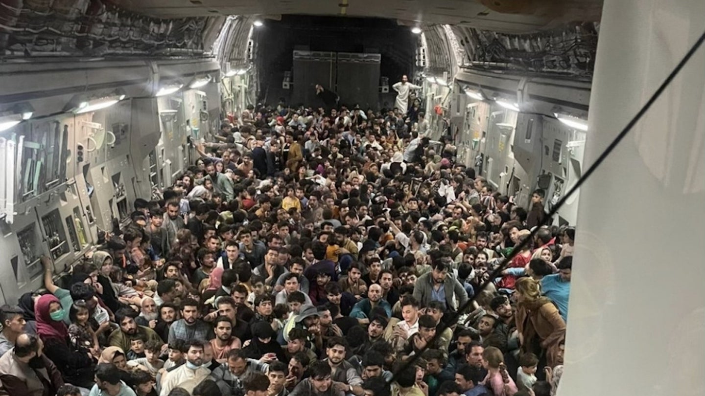 从喀布尔起飞的C-17货运飞机上实际上有823人，创下了新纪录(更新)