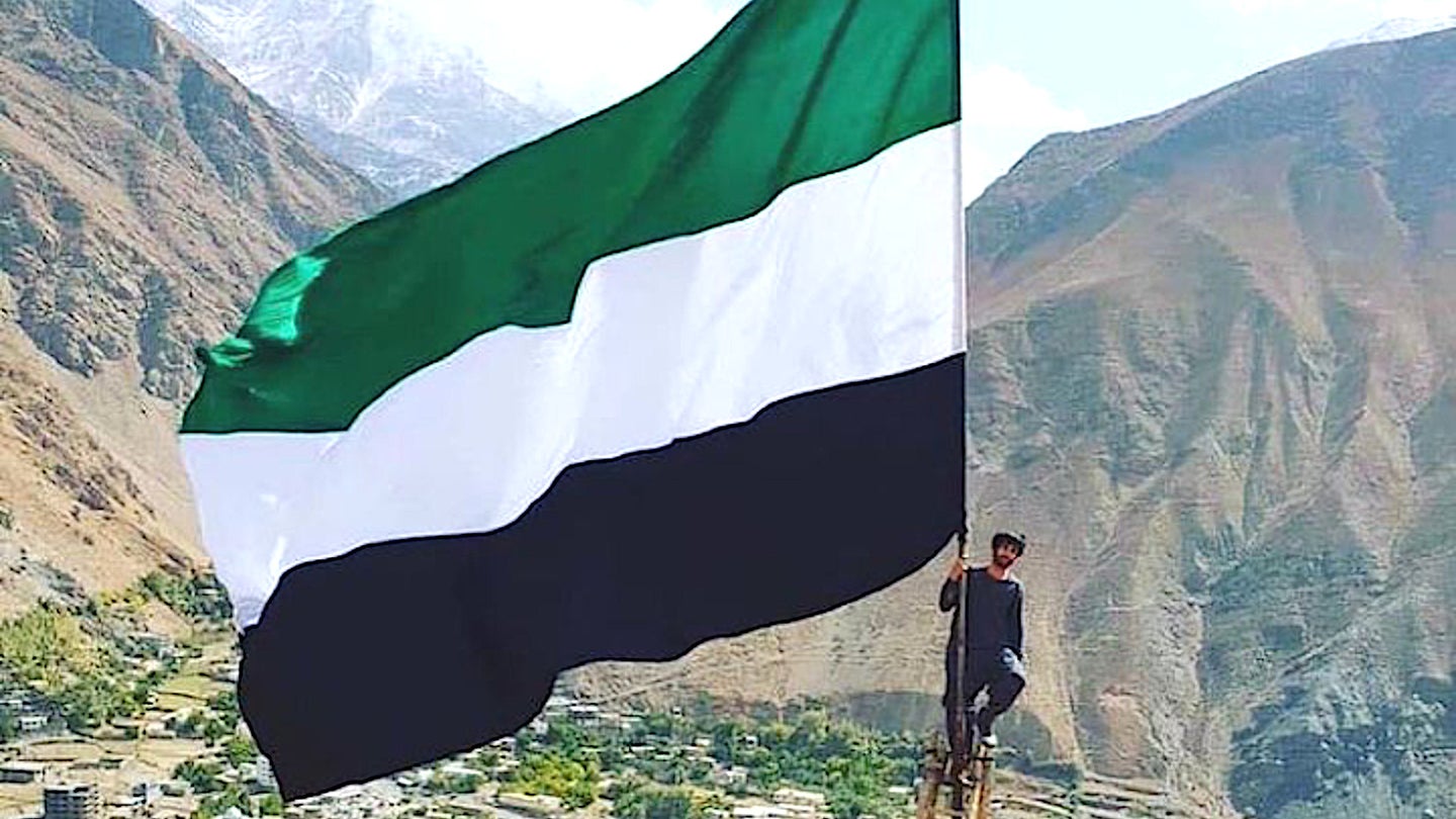 据报道，一张照片显示，2021年8月喀布尔落入塔利班手中后，北方联盟的旗帜再次在潘杰希尔山谷飘扬。