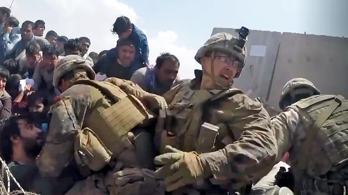 这名海军陆战队员的必看视频显示了喀布尔疏散期间发生的真实情况(更新)